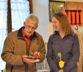 Rolf Burri dankt der neuen Aktuarin, Melanie Kordina, für ihr Engagement im Museum.