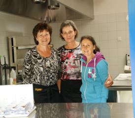 Margrit Haltiner, Judith Wendel und Sylvia Rytz sind bereit für den grossen Ansturm.