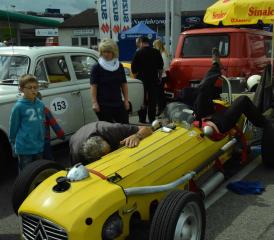 Letzte Reperaturen mit vollem Körpereinsatz