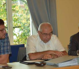 Der Präsident der Waldwirtschaft Aarau-Kulm-Zofingen, Andres Müller, eingemittein von Markus Steiner (li.) und Peter Stadler