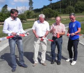 Gemeindeammann Rolf Arber und Gemeinderat Peter Stirnemann flankiet von den Planern