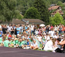 Eine riesige bunte Schülerschar sorgte für ein fantasievolles Jugendfest