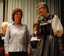 Dirigentinnenwechsel beim Trachtenchor Muhen: Margrit Krauer (li.) löst Marlyse Hilfiker ab
