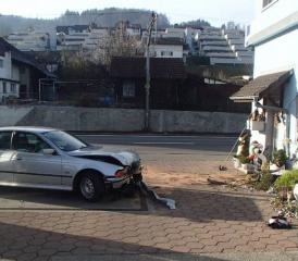 In Birrwil gegen Hauswand geprallt (Bild: kapo)