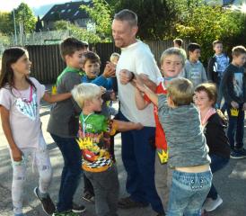 Immer dabei: Marcel kann sich dem Ansturm der Kinder schwer entziehen