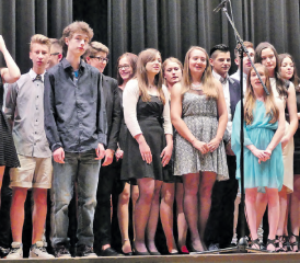 «One Life One Soul»: Die Schülerinnen und Schüler der 4. Sek. und Real hatten für die Abschlussfeier an der Kreisschule Mittleres Wynental ein paar musikalische Darbietungen einstudiert. (Bild: moha.)