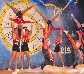 Adam und Eva im 20. Jahrhundert: Damenriege und Turnverein beim gemeinsamen Bodenturnen. (Bild: moha.)