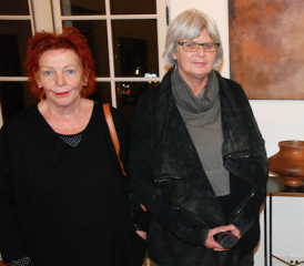 Die Künstlerinnen platzierten sich neben ihren Ausstellungsstücken: Monika Winterberg (Keramik), Marianne Döbeli (Malerei), Brigitt Lattmann (Fotografie) v. li. (Bilder: aw.)