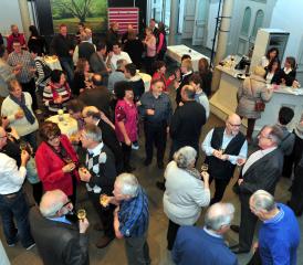 Im Foyer des Hotels Löwen stiessen die Beinwilerinnen und Böjuer auf das neue Jahr an.