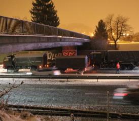 LKW verursachten Stau auf der A1 (Bild: Remo Conoci)