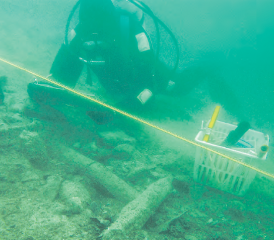 Die 3000 bis 6000 Jahre alte Pfahlbausiedlung im Beinwiler Ägelmoos soll mit einem Geotextil und einer Kiesschicht vor dem Zerfall geschützt werden. (Bild: zVg.)