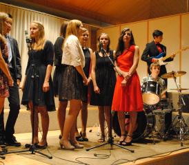 Die Abschlussklassen bereichern die Zensurfeier immer mit originellen Einlagen