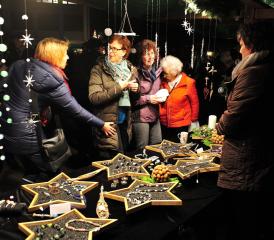 Am Böjuer Christchindlimärt wurde auch eleganter Schmuck angeboten.