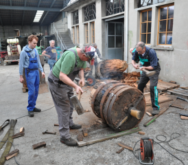 Aus alt wurde wie neu: Das alte Wasserrad der Hammerschmiede Seengen wird ersetzt. (Bild: Martin Suter)