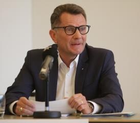 Michael Hunziker an der Medienkonferenz in Aarau (Bild: Remo Conoci)