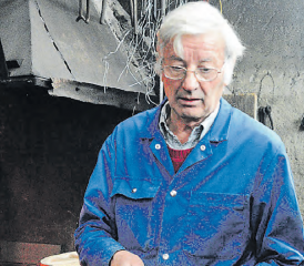 Heinz Widmer an der Arbeit: Alles ist vorbereitet für das Aufziehen der Eisenreifen auf die Berner Wägeli-Räder. (Bilder: erl.)