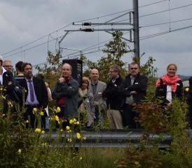 Zaungäste aus allen betroffenen Gemeinden beim Spatenstich im Kölliker Oberdorf