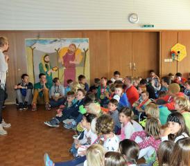 Die Gemeinsamkeit mit Singen und Zuhören zum Beginn gehört zur Tradition