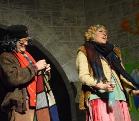 Arm, aber offensichtlich glücklich: Die Clochards Königstein und Fischli im ausgedienten Eisenbahntunnel