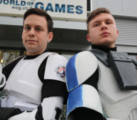 Andreas Wintergerst (links) und Mike Hasenfratz vor dem «WOG», wo sich die Gefolgen der dunklen Seite der Macht kennengelernt haben. (Bild: Remo Conoci)