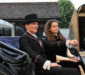 Fritz und Julie von May von Rued fahren mit der Kutsche vor – sie ziehen auf Schloss Rued ein