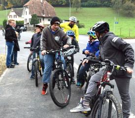 Eine Bikergruppe mit Peter K. Weber kam per Velo von Schöftland her