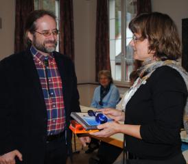 Iris Hedinger heisst Hanspeter Schüpfer willkommen