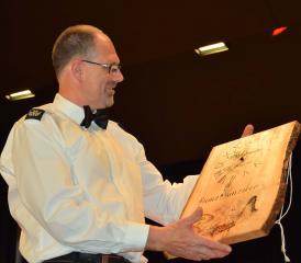 Heinz Hunziker, der unermüdliche Tambour, erhielt zum 35-Jahr-Jubiläum eine massivhölzerne Urkunde