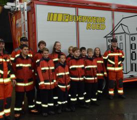 Das neue TLF der Feuerwehr Rued dokumentiert das Zusammenschmelzen mit dem Schloss auf der einen und der alten Schmitte auf der anderen Seite des Aufbaus.