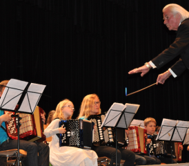 Das Regionale Akkordeonorchester mit Dirigent Peter Frey (Bild: hg.)