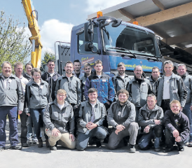Ein aufgestelltes und kompetentes Team: Geschäftsinhaber Markus Gloor (li.) und die Angestellten posieren vor dem Lastwagenkran der Gloor und Baumann AG, Leutwil. (Bilde: Monika Häusermann))