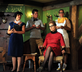 Zwei Graber-Schwestern und ihr Personal: Astrid und Hildegard (Cornelia Krättli) Putzkraft Sven (Andreas Eichenberger) und DienstmädchenAndrea (Svenja Locher).