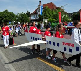Fliegerstaffel Swiss: Die Dritt- und Viertklässler am Jugendfest in Zetzwil.
