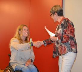 Evelyne Studer (li.) wird von Doris Peter herzlich willkommengeheissen.