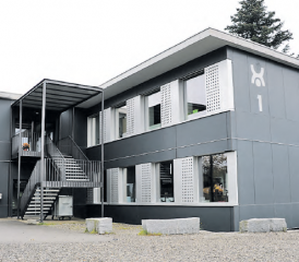 Der neue Menziker Schulhaus-Pavillon: falls die Stimmbürger zustimmen, steht dessen Umzug aus Beinwil am See nichts mehr im Weg. (Bild: mars.)