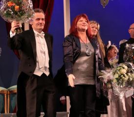 Blumen für die gelungene Premiere: Konzertmeister Konrad Jenny und Regisseurin Monika Wild geniessen den verdienten Applaus (Bild: Remo Conoci)