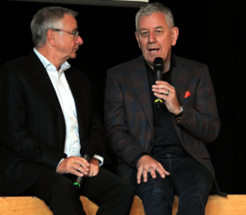 Auf den Spuren ehrenamtlichen Engagements: Moderator Martin Heiz befragt Ehrengast und TV-Mann Röbi Koller. (Bild: Martin Sommerhalder)
