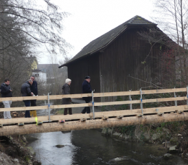 Brücken verbinden: Für die Fussgänger wurde eine schmucke Holzbrücke über die Wyna errichtet. (Bild: moha.)
