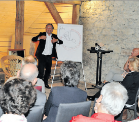 Motivationstrainer Ernst Wyrsch an der Volkshochschule Wynental: Nebst Arbeitszeit (AZ) und Sozialzeit (SZ) sollte es in den 16 Stunden, in denen man täglich wach ist, auch einen Teil «Ich-Zeit» geben. (Bild: mars.)