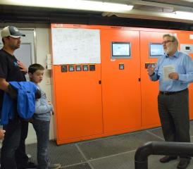 Bernhard Burki, der Präsident der Badi-Kommission und Geschäftsführer, führte kompetent duch die technischen Anlagen (Freida Steffen)