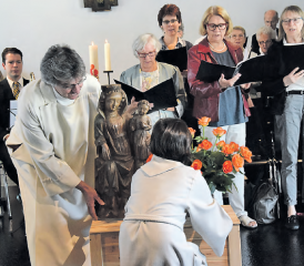 Eine der wichtigsten Handlungen des Tages: Die Marienstatue wird feierlich umplatziert auf ihren festen Platz, wo sie inskünftig den Bedürftigen Trost spenden wird. (Bilder: st.)