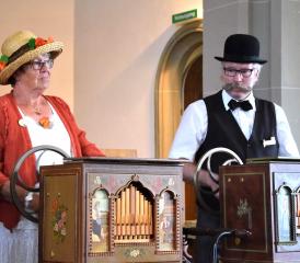 Evi Widmer und Roland Schwab in wundervollem Outfit beim Synchronspielen