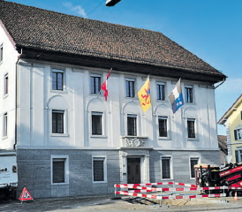 Rohrverlegung unterirdisch: Mittels einer Spülbohrung wird die Erdgasleitung vom Gemeindehausvorplatz zum Hotel Schneggen vorangetrieben. (Bild: msu.)