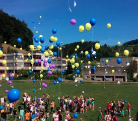 Start zum Flugwettbewerb: Zum 10-Jahr-Jubiläum der Kreisschule (zVg.)