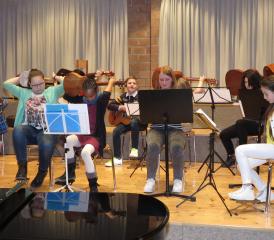 Cool war Janosch Vogels Idee, am Ende die Gitarren hinter dem Kopf zu spielen.