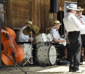 Der Chicago Hot Club sorgte vor dem Müheler Strohhaus für einen lässigen Sonntagmorgen