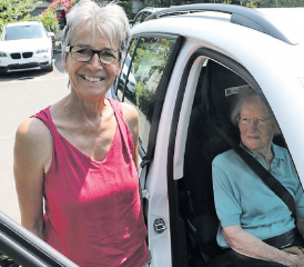 Der Arzttermin ist vorbei: Susanne Galli hilft Greti Merz beim Einsteigen und sorgt auf ihrer Fahrt für das SRK Kanton Aargau für eine sichere Heimfahrt. (Bilder: Remo Conoci)