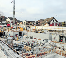 Überbauung «Alte Mühle» im Dorfzentrum von Rickenbach: Oftmals stehen Schaulustige entlang der Begrenzungsgitter an der Baustelle mit riesigen Ausmassen und beobachten das Spektakel. (Bild: Jasmin Pfiffner)