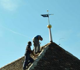 Sie zeigt ab sofort woher der Wind weht: Die Wetterfahne auf Schloss Rued