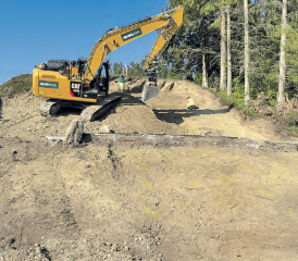 Sanierung des Geländes vom Hallwiler Schiessstand: Nach dem Abtragen der Humusschicht wurde die Bleibelastung im Boden gemessen, bis sicher gestellt war, dass kein verseuchtes Erdmaterial mehr vorhanden war. (Bilder: aw.)